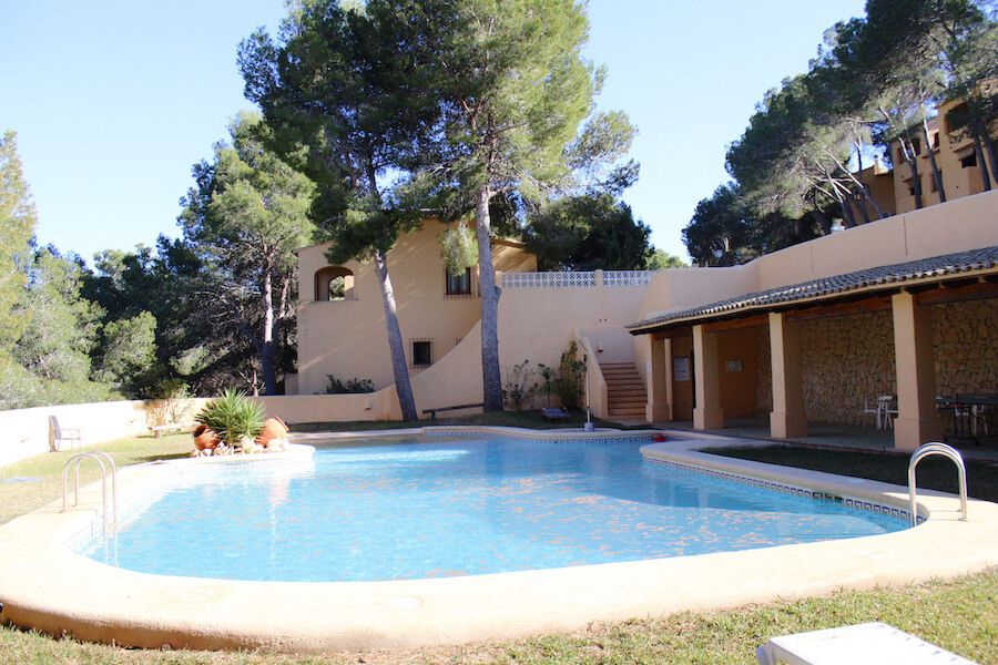Piscina comunitaria urbanización Niu d'Or en Moraira
